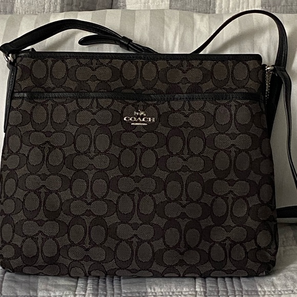 Signature style tote - Picture 5 of 16